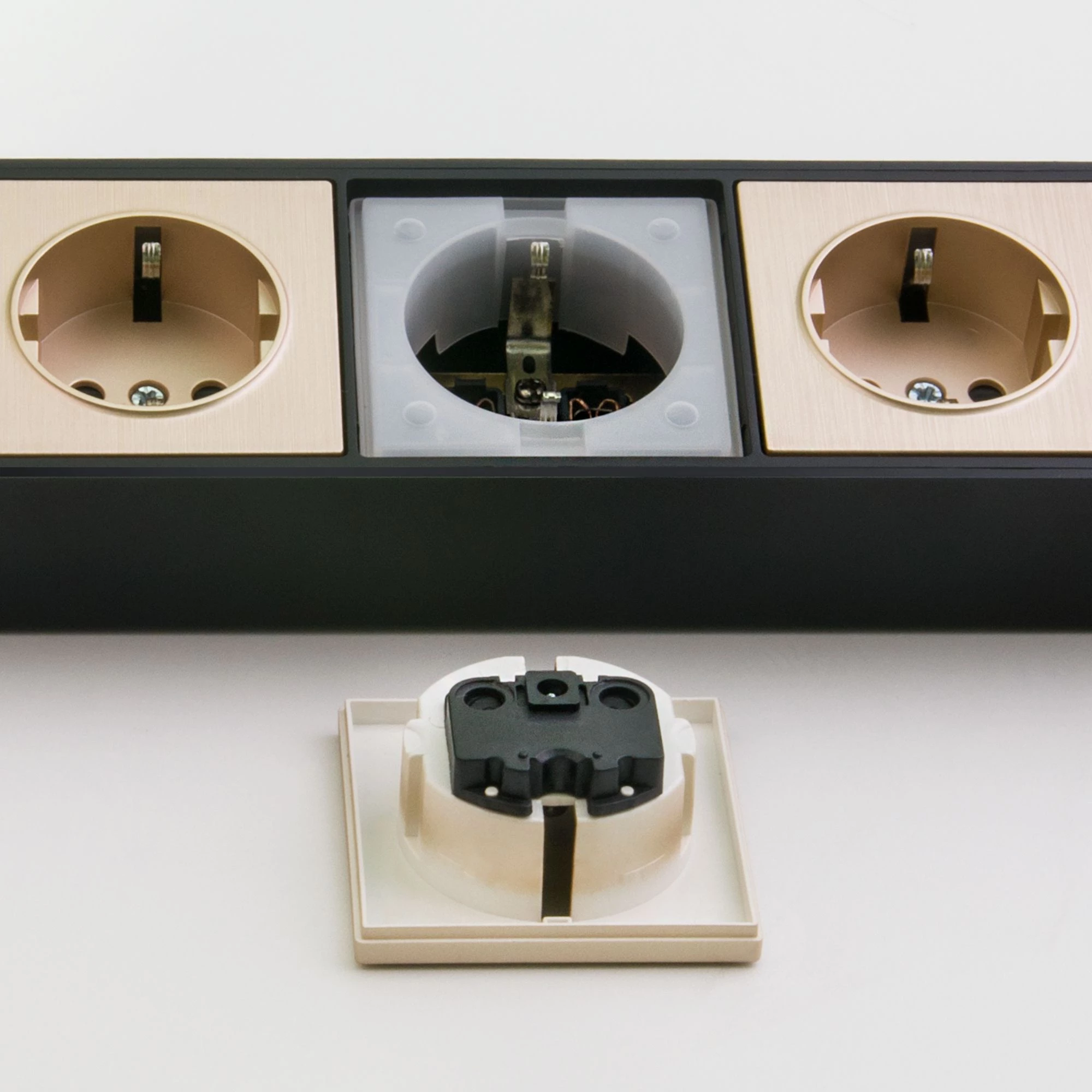 Розеточный блок 4-х местный + 3 USB черный/шампань рифленый W6514944 5