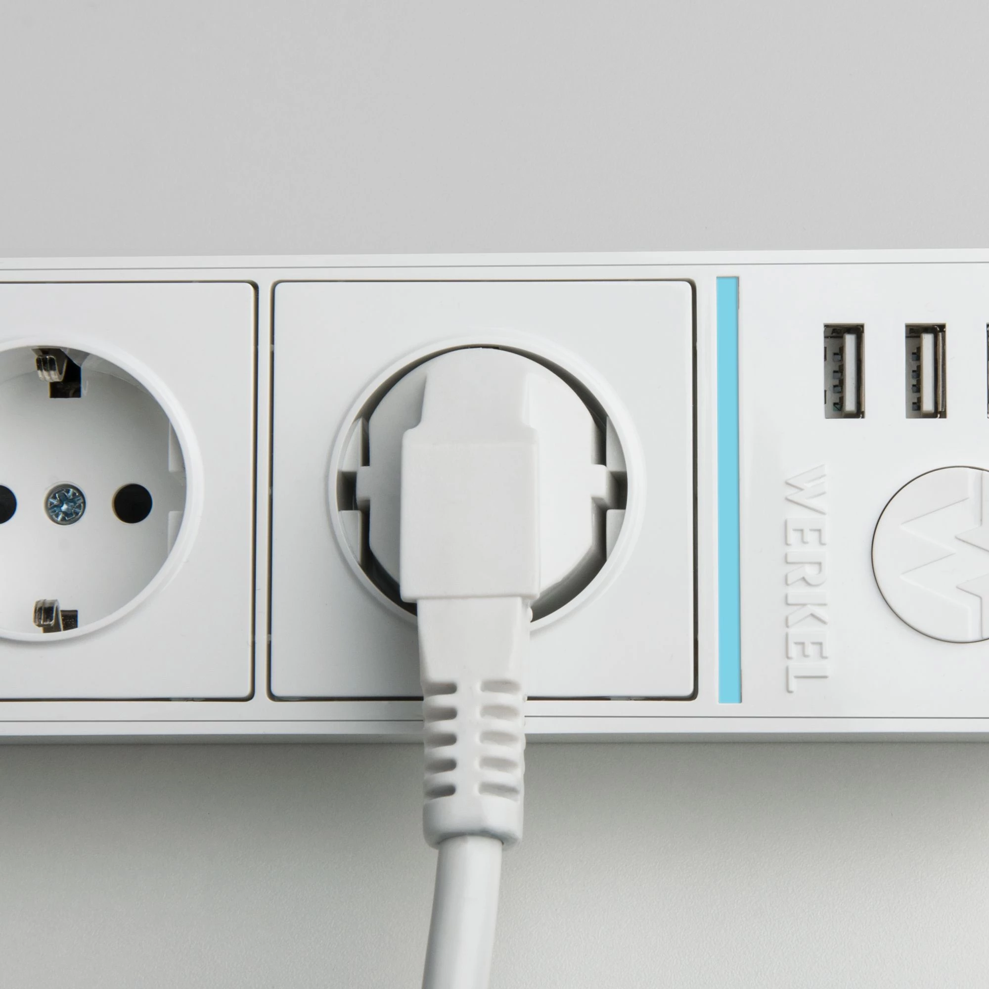 Розеточный блок 4-х местный + 3 USB белый WL20-04-03 4