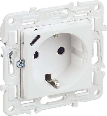 Розетка SKANDY 18Вт 16А с заземл. защ. шторки с USB C SK-R17W арктич. бел. IEK SK-R14-16-U14-018-K01
