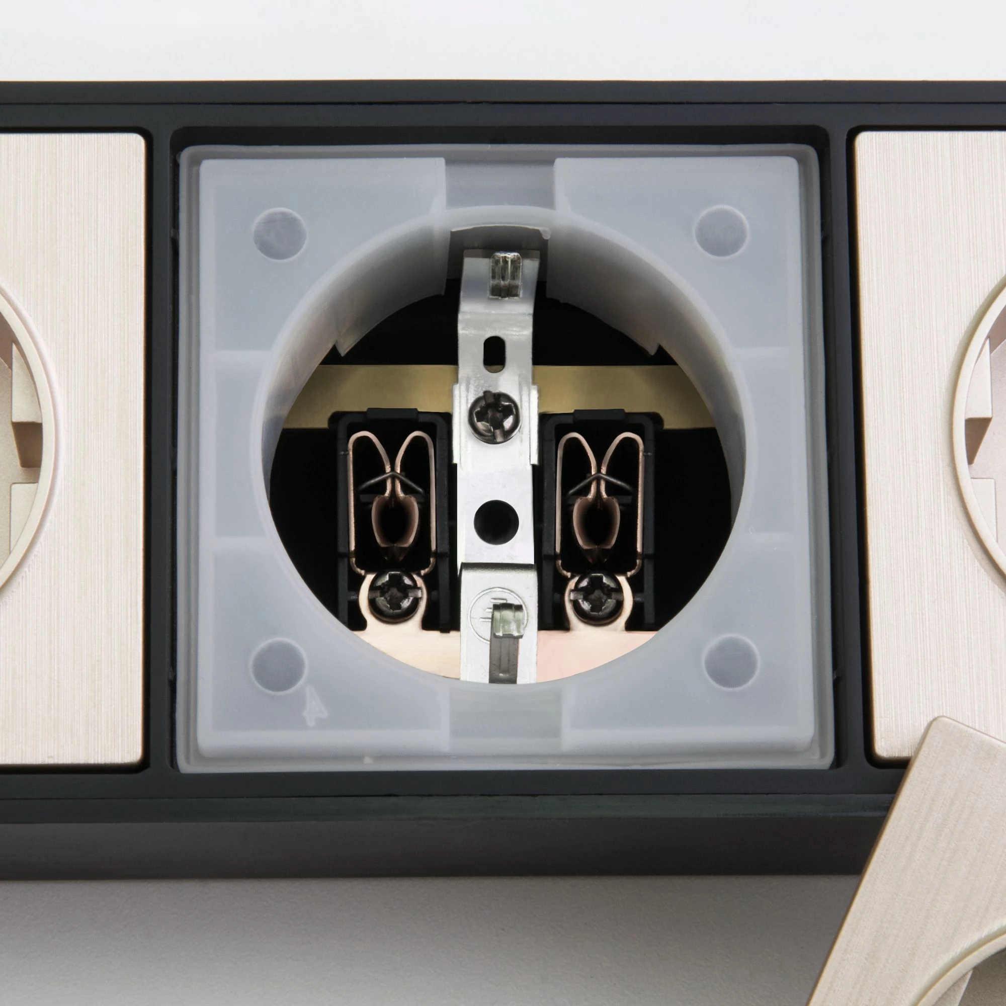 Розеточный блок 4-х местный + 3 USB черный/шампань рифленый W6514944 4