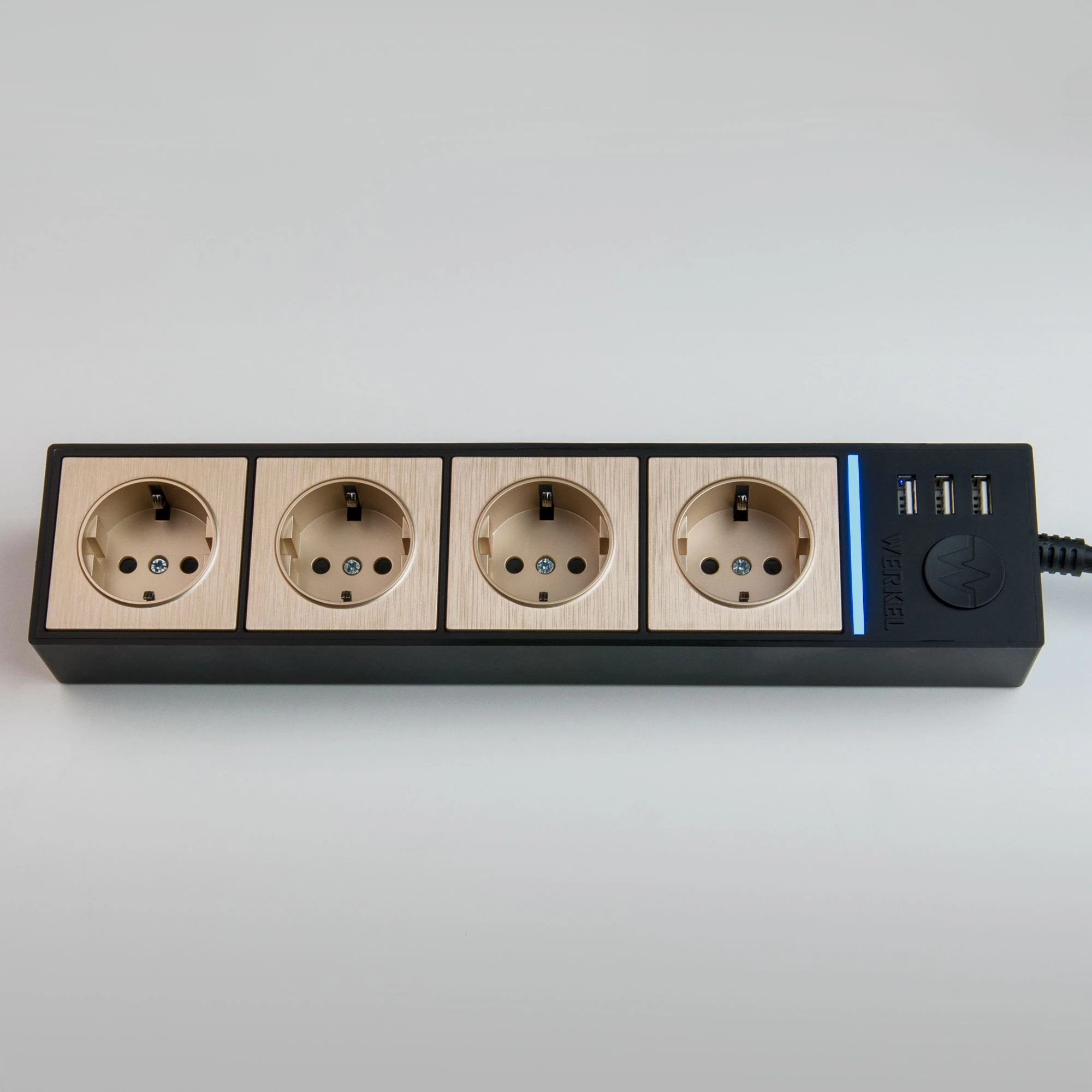 Розеточный блок 4-х местный + 3 USB черный/шампань рифленый W6514944 1