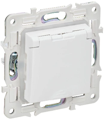 Розетка 1-м SKANDY 16А IP44 с заземл. защ. шторки с крышкой SK-R11W арктич. бел. IEK SK-R16-16-44-K01