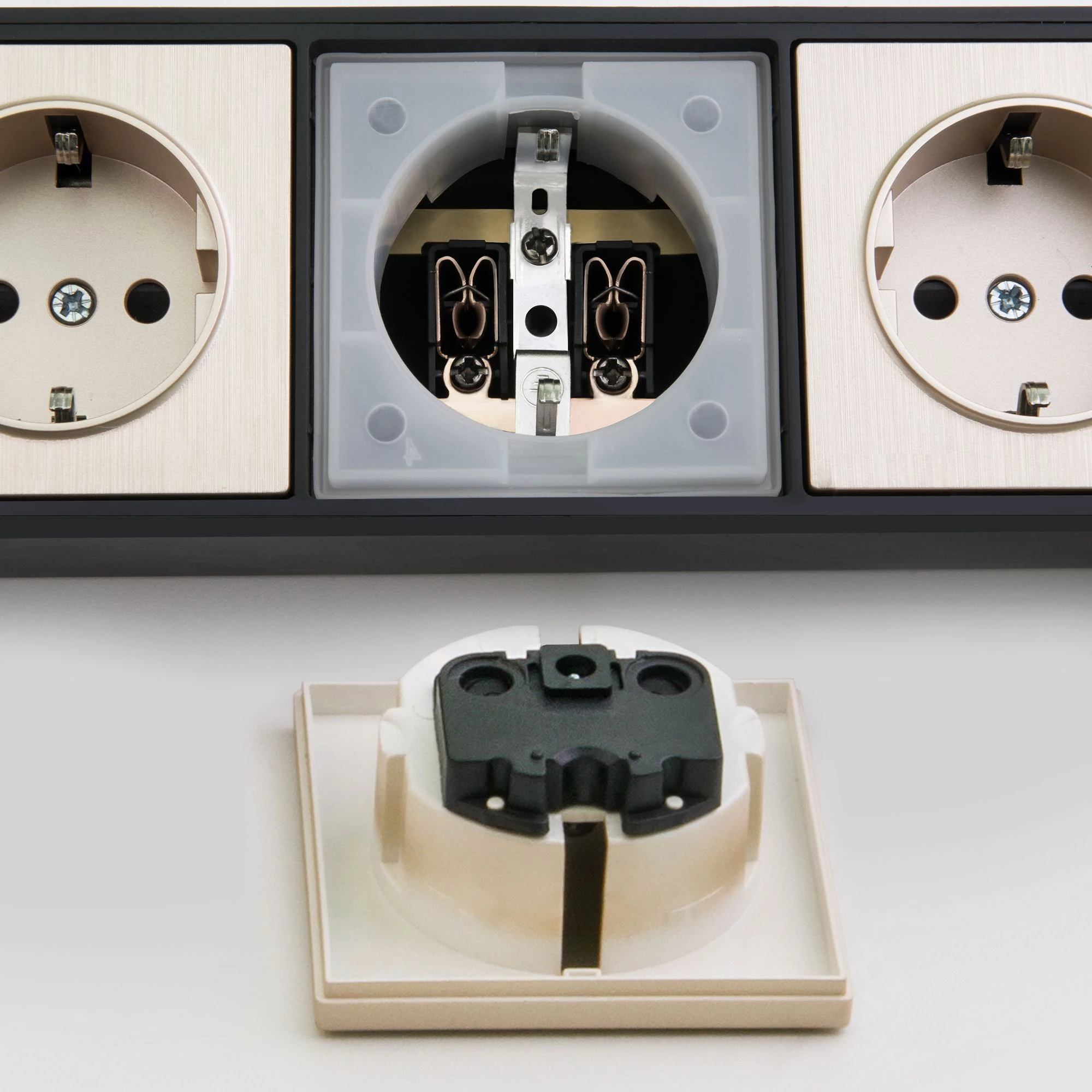 Розеточный блок 4-х местный + 3 USB черный/шампань рифленый W6514944 8